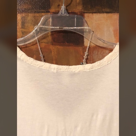 BANANA REPUBLIC White SS V-Neck Top With Lace Trim - Picture 4 of 6